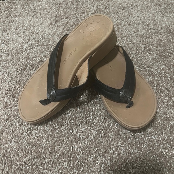 Vionic Tide II Flip Flop Shoe Tan/Black Logo Arch Support 7 Women’s - Picture 2 of 4
